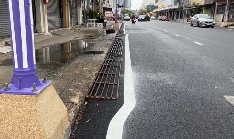 ตีเส้นขอบถนนอ้อมเหล็กริมทาง คดเป็นงูเชียว สวดยับมักง่ายเกิน ตีเส้นขอบถนนอ้อมเหล็กริมทาง คดเป็นงูเชียว สวดยับมักง่ายเกิน