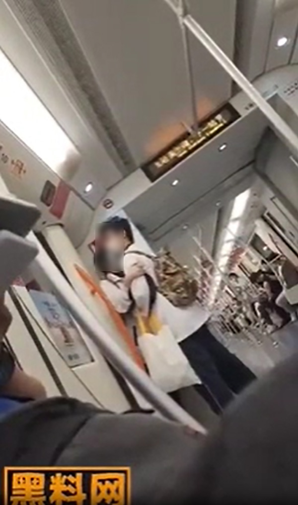 คู่รักยืนเบียดบนรถไฟ คู่รักยืนเบียดบนรถไฟ