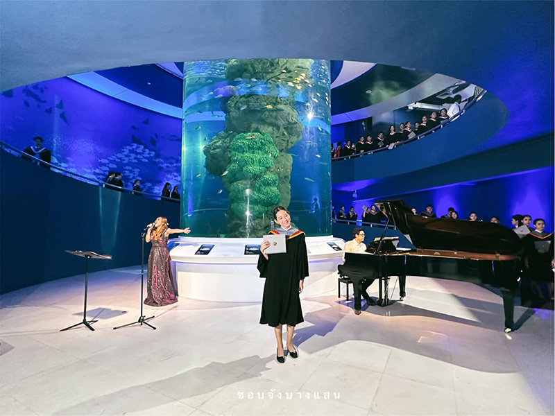 ม บูรพา รับปริญญาในอควาเรียม มีเงือกโชว์ ปลานับร้อยเป็นพยาน ม บูรพา รับปริญญาในอควาเรียม มีเงือกโชว์ ปลานับร้อยเป็นพยาน