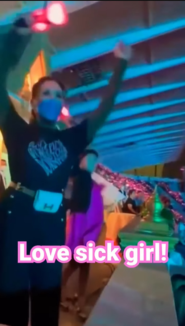 ทูลกระหม่อมฯ เอนจอยคอนเสิร์ต BLACKPINK ทรงโบกแท่งไฟ ทูลกระหม่อมฯ เอนจอยคอนเสิร์ต BLACKPINK ทรงโบกแท่งไฟ