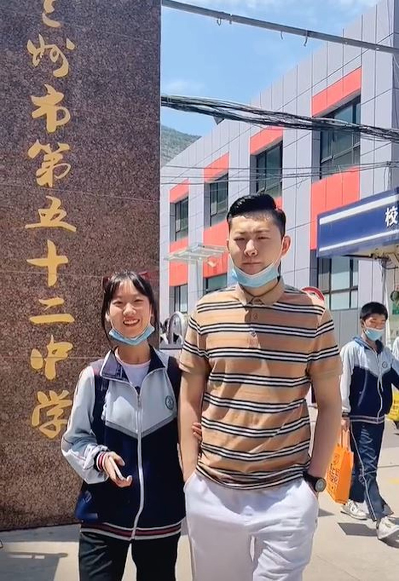 พ่อหน้าเด็กสร้างเรื่อง ไปรับลูกสาวที่ รร. ทำครูนึกว่าแฟน พ่อหน้าเด็กสร้างเรื่อง ไปรับลูกสาวที่ รร. ทำครูนึกว่าแฟน