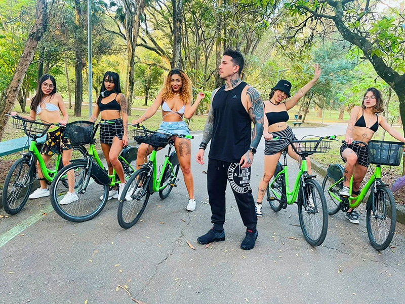 หนุ่มคนดัง รับทุ่ม 3.4 ล้าน สร้างเตียงใหญ่ 20 ฟุต หนุ่มคนดัง รับทุ่ม 3.4 ล้าน สร้างเตียงใหญ่ 20 ฟุต