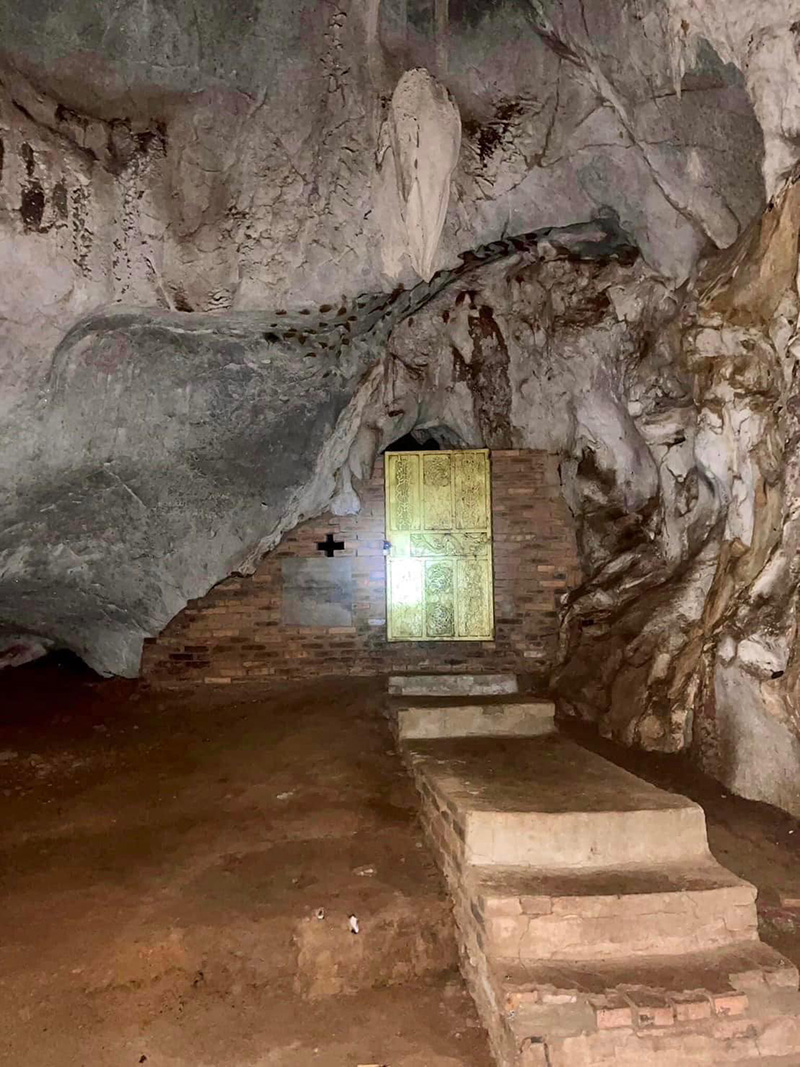 ครูบาบุญชุ่ม ปฏิบัติธรรมจำพรรษา 3 เดือน 3 วัน ถ้ำพระบาทผาช้าง ไม่พบผู้คนภายนอก ครูบาบุญชุ่ม ปฏิบัติธรรมจำพรรษา 3 เดือน 3 วัน ถ้ำพระบาทผาช้าง ไม่พบผู้คนภายนอก