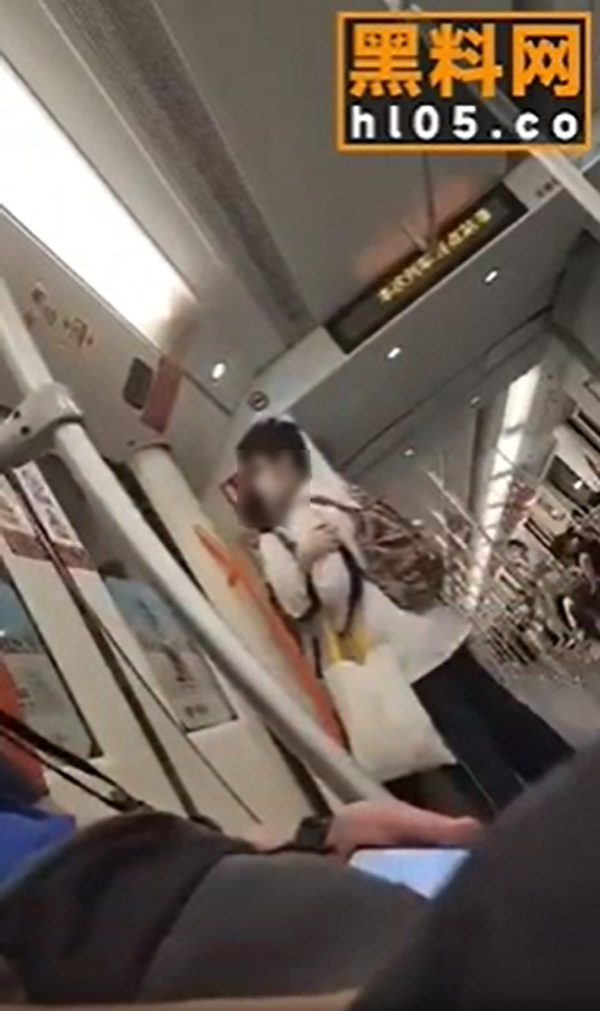 คู่รักยืนเบียดบนรถไฟ คู่รักยืนเบียดบนรถไฟ