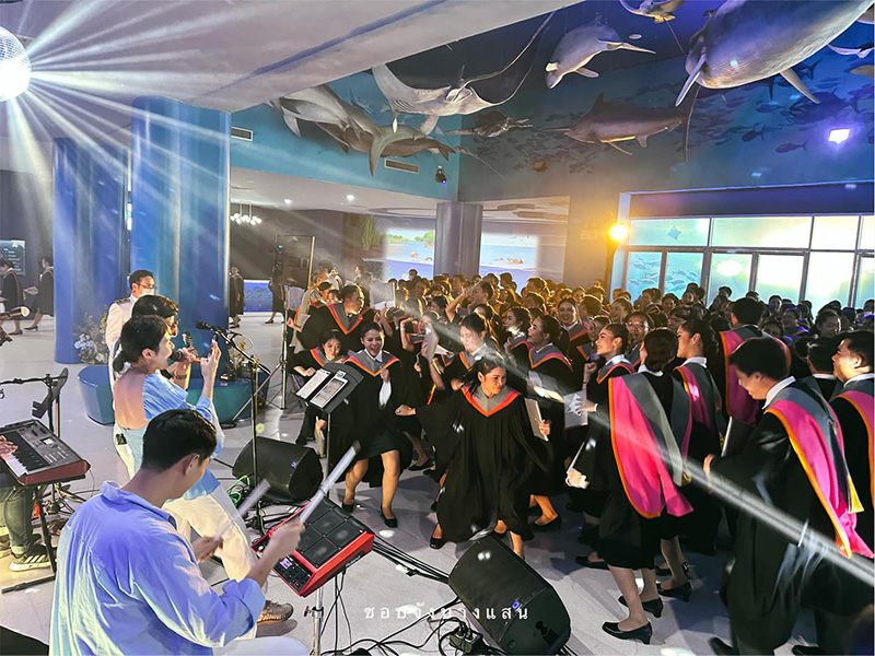 ม บูรพา รับปริญญาในอควาเรียม มีเงือกโชว์ ปลานับร้อยเป็นพยาน ม บูรพา รับปริญญาในอควาเรียม มีเงือกโชว์ ปลานับร้อยเป็นพยาน