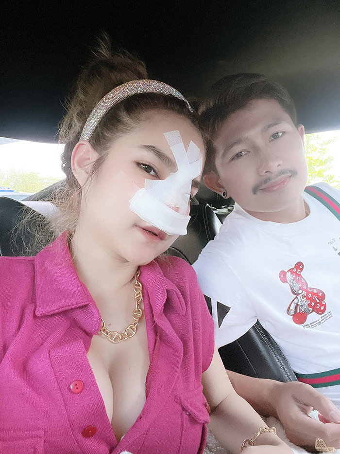 แม่น้ำหนึ่ง ยิ้มแก้มปริ สามีคลั่งรักสักทะเบียนสมรสไว้ที่แขน แม่น้ำหนึ่ง ยิ้มแก้มปริ สามีคลั่งรักสักทะเบียนสมรสไว้ที่แขน