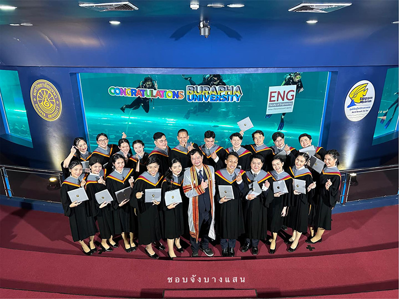 ม บูรพา รับปริญญาในอควาเรียม มีเงือกโชว์ ปลานับร้อยเป็นพยาน ม บูรพา รับปริญญาในอควาเรียม มีเงือกโชว์ ปลานับร้อยเป็นพยาน