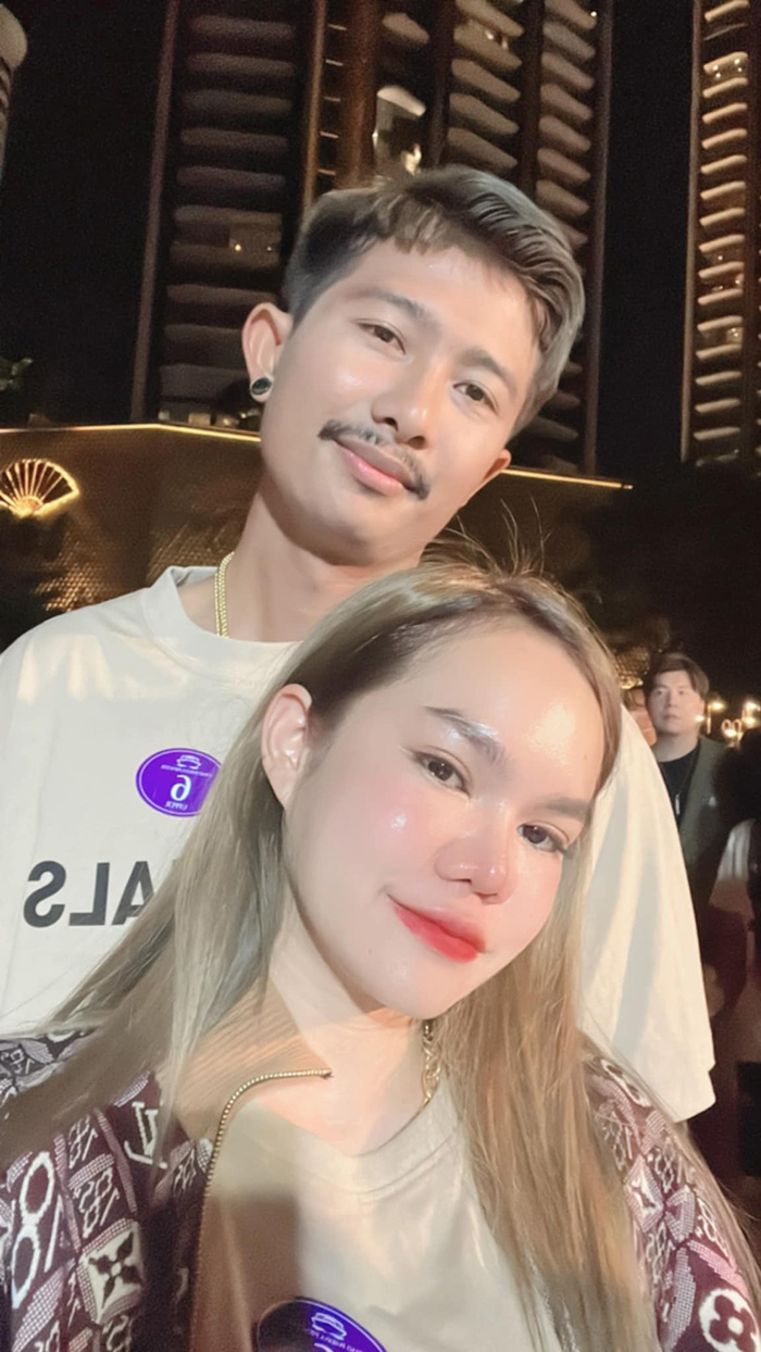 แม่น้ำหนึ่ง ยิ้มแก้มปริ สามีคลั่งรักสักทะเบียนสมรสไว้ที่แขน แม่น้ำหนึ่ง ยิ้มแก้มปริ สามีคลั่งรักสักทะเบียนสมรสไว้ที่แขน