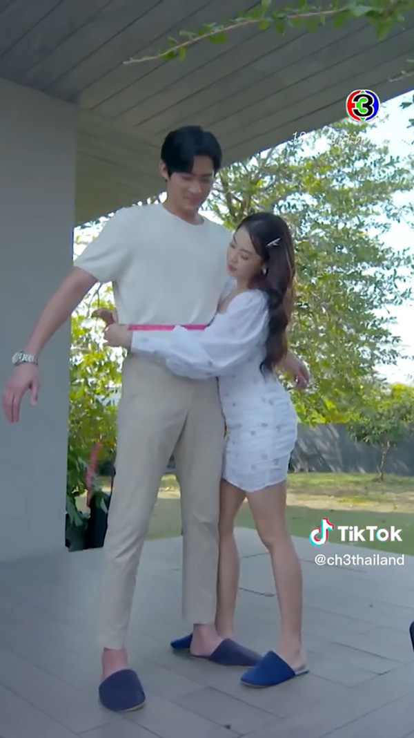 ชาวเน็ตซัดละครไทย สาววัดตัว รัดเป้าผู้ชาย ชาวเน็ตซัดละครไทย สาววัดตัว รัดเป้าผู้ชาย