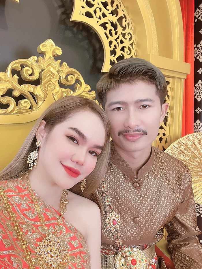 แม่น้ำหนึ่ง ยิ้มแก้มปริ สามีคลั่งรักสักทะเบียนสมรสไว้ที่แขน แม่น้ำหนึ่ง ยิ้มแก้มปริ สามีคลั่งรักสักทะเบียนสมรสไว้ที่แขน