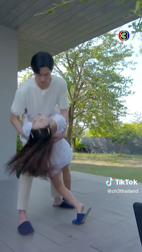 ชาวเน็ตซัดละครไทย สาววัดตัว รัดเป้าผู้ชาย ชาวเน็ตซัดละครไทย สาววัดตัว รัดเป้าผู้ชาย