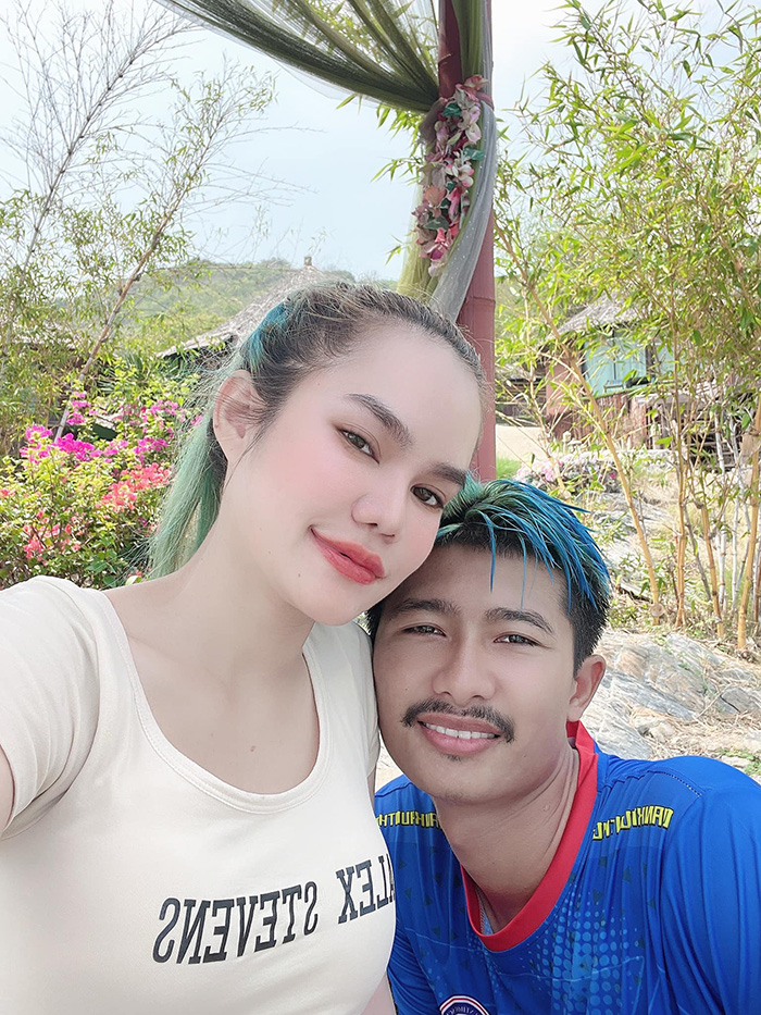 แม่น้ำหนึ่ง ยิ้มแก้มปริ สามีคลั่งรักสักทะเบียนสมรสไว้ที่แขน แม่น้ำหนึ่ง ยิ้มแก้มปริ สามีคลั่งรักสักทะเบียนสมรสไว้ที่แขน