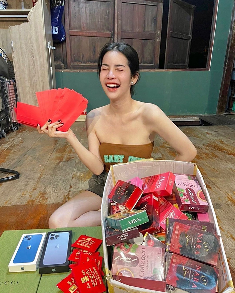 ย้อนคลิป นารา เครปกะเทย อยากมีแบบเพื่อน เล่นแชร์ 8 วง ย้อนคลิป นารา เครปกะเทย อยากมีแบบเพื่อน เล่นแชร์ 8 วง