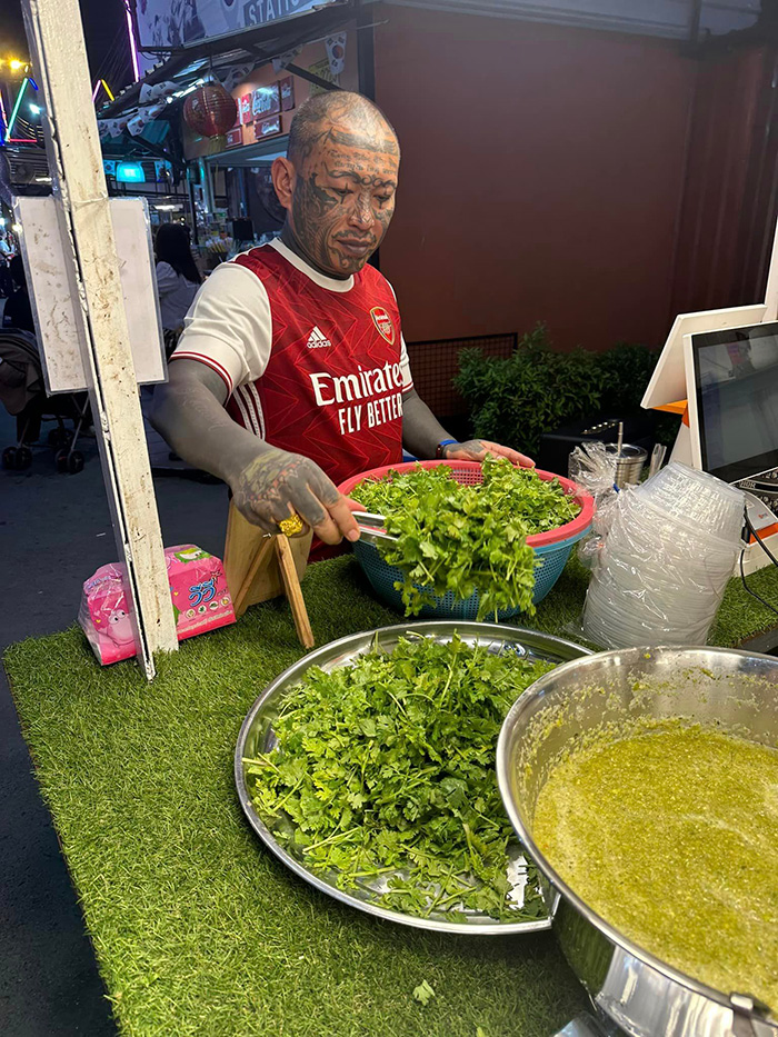 เก่ง ลายพราง เผยแล้ว ขายหมึกย่างวันละแสนทำไมไม่พอ เก่ง ลายพราง เผยแล้ว ขายหมึกย่างวันละแสนทำไมไม่พอ