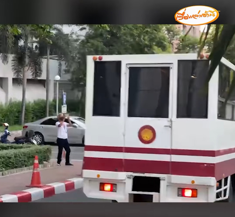 ใบเตย อาร์สยาม ขึ้นรถเข้าเรือนจำ พูดผ่านลูกกรงฝากพ่อดูแลลูกสาว ใบเตย อาร์สยาม ขึ้นรถเข้าเรือนจำ พูดผ่านลูกกรงฝากพ่อดูแลลูกสาว