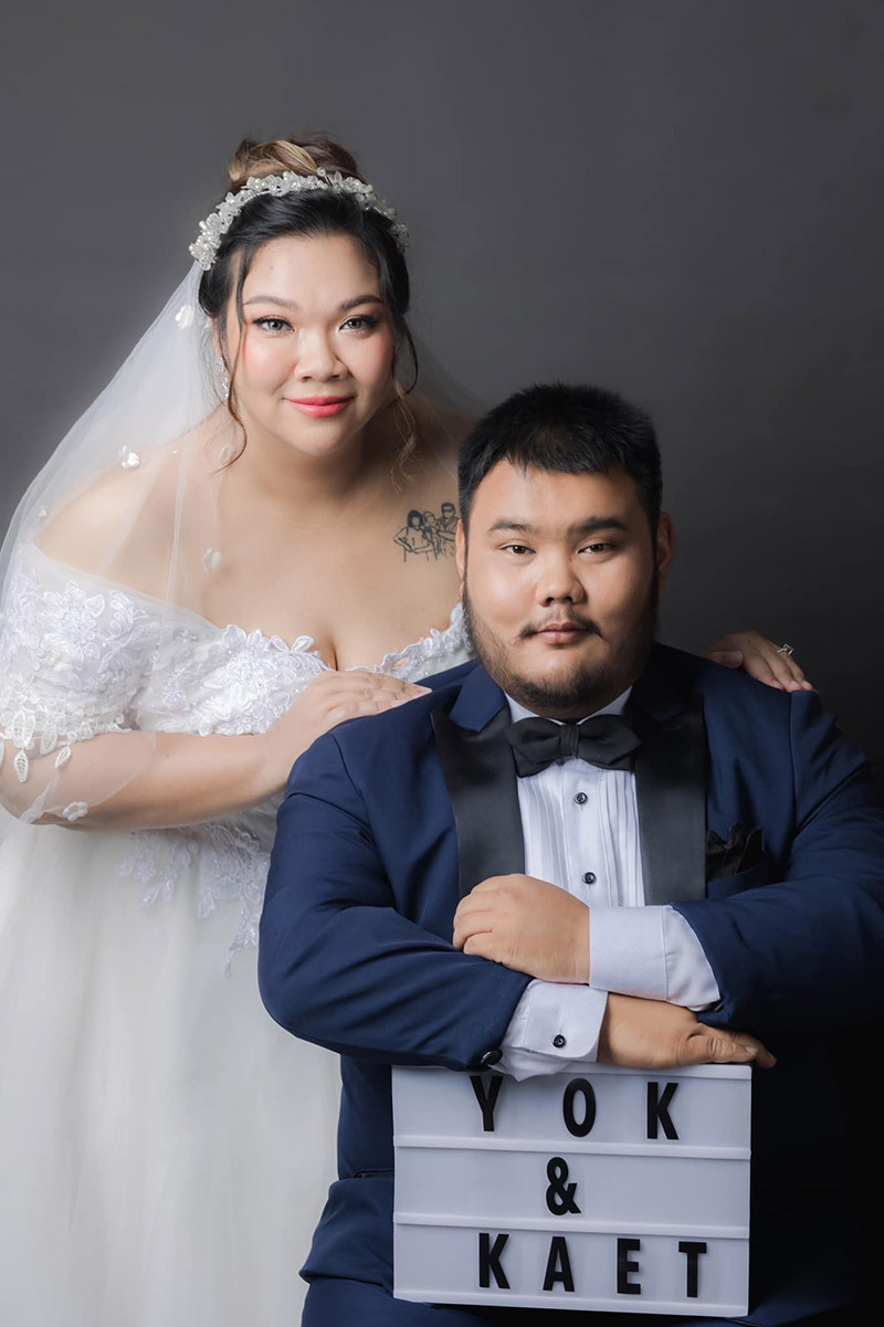 ชื่นชมหัวใจ คู่รักสัปเหร่อแต่งงานเสร็จ ยังไม่ทันเข้าหอ แบกโลงศพไร้ญาติขึ้นเมรุ ชื่นชมหัวใจ คู่รักสัปเหร่อแต่งงานเสร็จ ยังไม่ทันเข้าหอ แบกโลงศพไร้ญาติขึ้นเมรุ