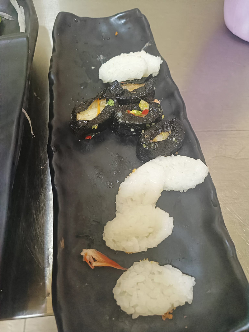 แบบนี้ไม่โอเค ร้านบุฟเฟ่ต์โอด ลูกค้าสั่งซูชิมากินแต่หน้า โวยลั่นร้านอื่นไม่เห็นว่า แบบนี้ไม่โอเค ร้านบุฟเฟ่ต์โอด ลูกค้าสั่งซูชิมากินแต่หน้า โวยลั่นร้านอื่นไม่เห็นว่า