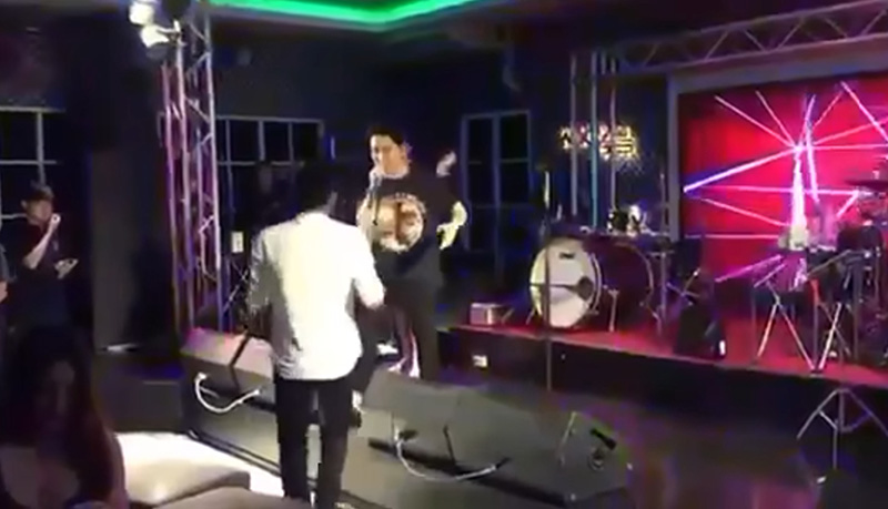 คลิปนาที เอ๊ะ จิรากร โดนคนดูปรี่ขึ้นไปต่อยหน้ากลางเวที คลิปนาที เอ๊ะ จิรากร โดนคนดูปรี่ขึ้นไปต่อยหน้ากลางเวที