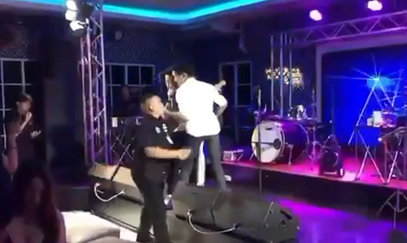 คลิปนาที เอ๊ะ จิรากร โดนคนดูปรี่ขึ้นไปต่อยหน้ากลางเวที คลิปนาที เอ๊ะ จิรากร โดนคนดูปรี่ขึ้นไปต่อยหน้ากลางเวที