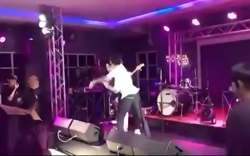 คลิปนาที เอ๊ะ จิรากร โดนคนดูปรี่ขึ้นไปต่อยหน้ากลางเวที คลิปนาที เอ๊ะ จิรากร โดนคนดูปรี่ขึ้นไปต่อยหน้ากลางเวที