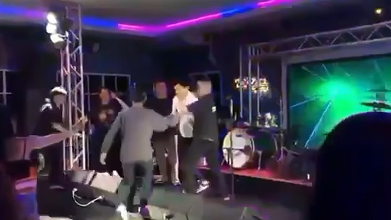 คลิปนาที เอ๊ะ จิรากร โดนคนดูปรี่ขึ้นไปต่อยหน้ากลางเวที คลิปนาที เอ๊ะ จิรากร โดนคนดูปรี่ขึ้นไปต่อยหน้ากลางเวที