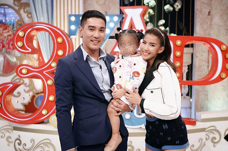 ใบเตย อาร์สยาม ขึ้นรถเข้าเรือนจำ พูดผ่านลูกกรงฝากพ่อดูแลลูกสาว ใบเตย อาร์สยาม ขึ้นรถเข้าเรือนจำ พูดผ่านลูกกรงฝากพ่อดูแลลูกสาว