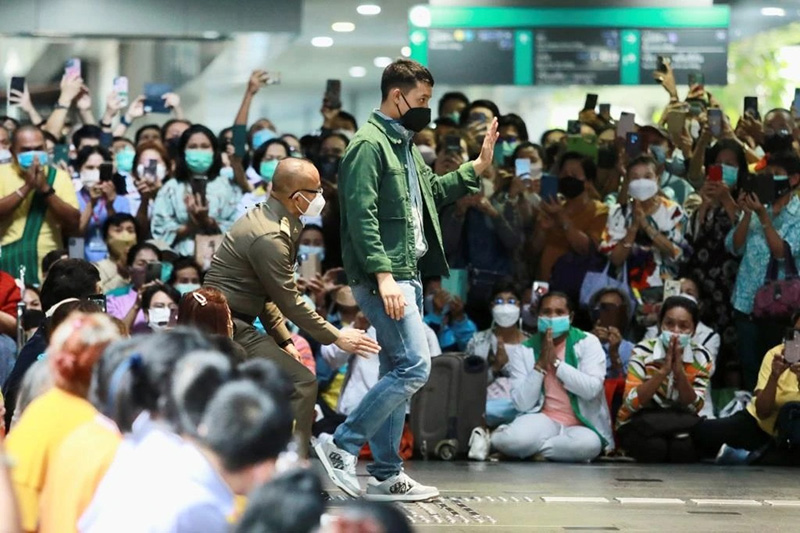 พระสุรเสียง เจ้าฟ้าทีปังกรรัศมีโชติฯ ตรัสกับผู้มาเฝ้ารับเสด็จ พระสุรเสียง เจ้าฟ้าทีปังกรรัศมีโชติฯ ตรัสกับผู้มาเฝ้ารับเสด็จ