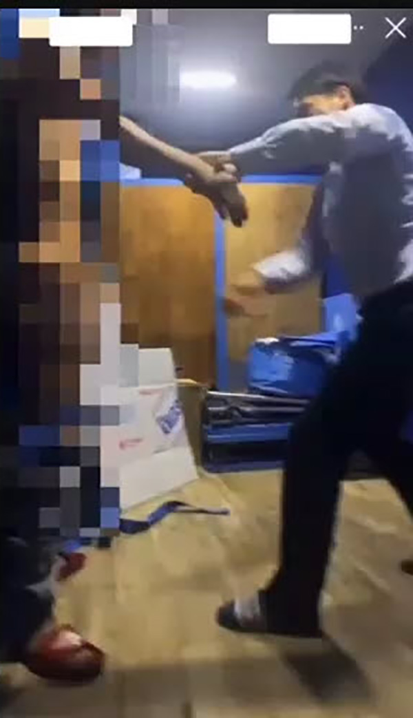 แฉคลิปฉาว รุ่นพี่บริษัทชื่อดัง แกล้งแรง พนง. น้องใหม่ จับแก้ผ้าล่อนจ้อนมัดในรถ แฉคลิปฉาว รุ่นพี่บริษัทชื่อดัง แกล้งแรง พนง. น้องใหม่ จับแก้ผ้าล่อนจ้อนมัดในรถ