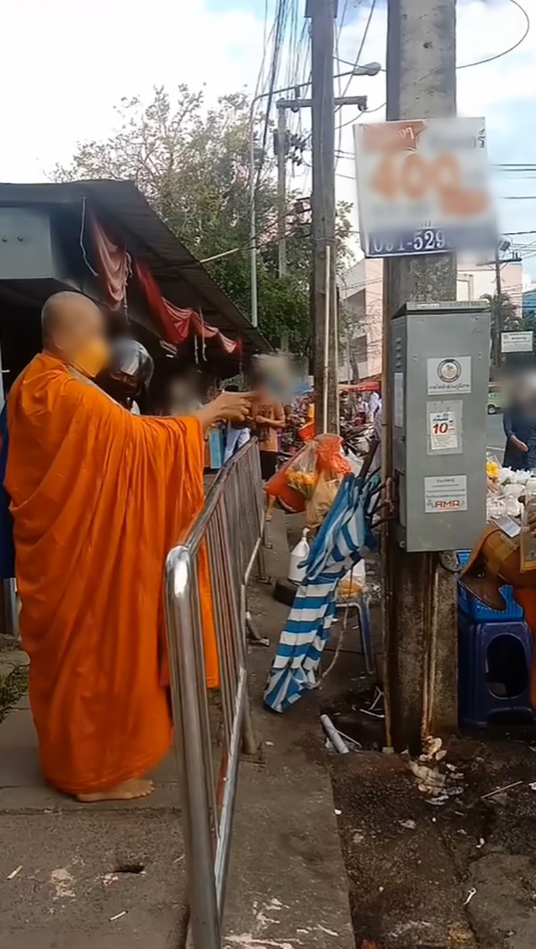 พระเปิดศึกด่า ฉะพระอีกรูปบิณฑบาตตัดหน้า พระเปิดศึกด่า ฉะพระอีกรูปบิณฑบาตตัดหน้า