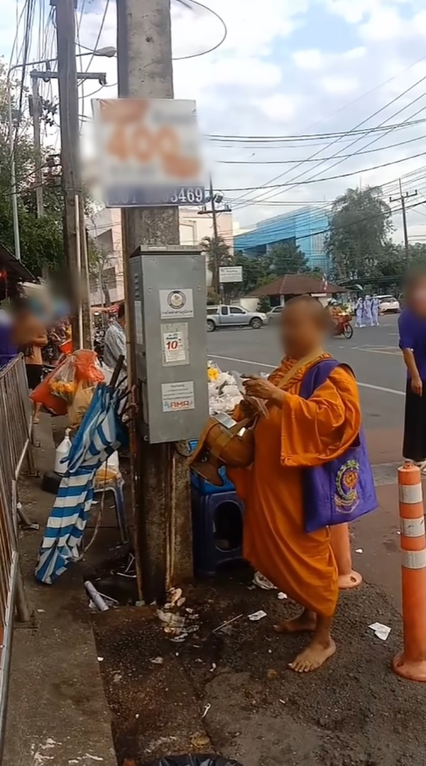 พระเปิดศึกด่า ฉะพระอีกรูปบิณฑบาตตัดหน้า พระเปิดศึกด่า ฉะพระอีกรูปบิณฑบาตตัดหน้า