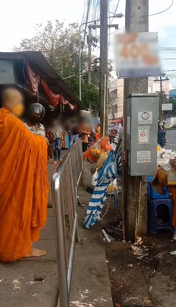 พระเปิดศึกด่า ฉะพระอีกรูปบิณฑบาตตัดหน้า พระเปิดศึกด่า ฉะพระอีกรูปบิณฑบาตตัดหน้า