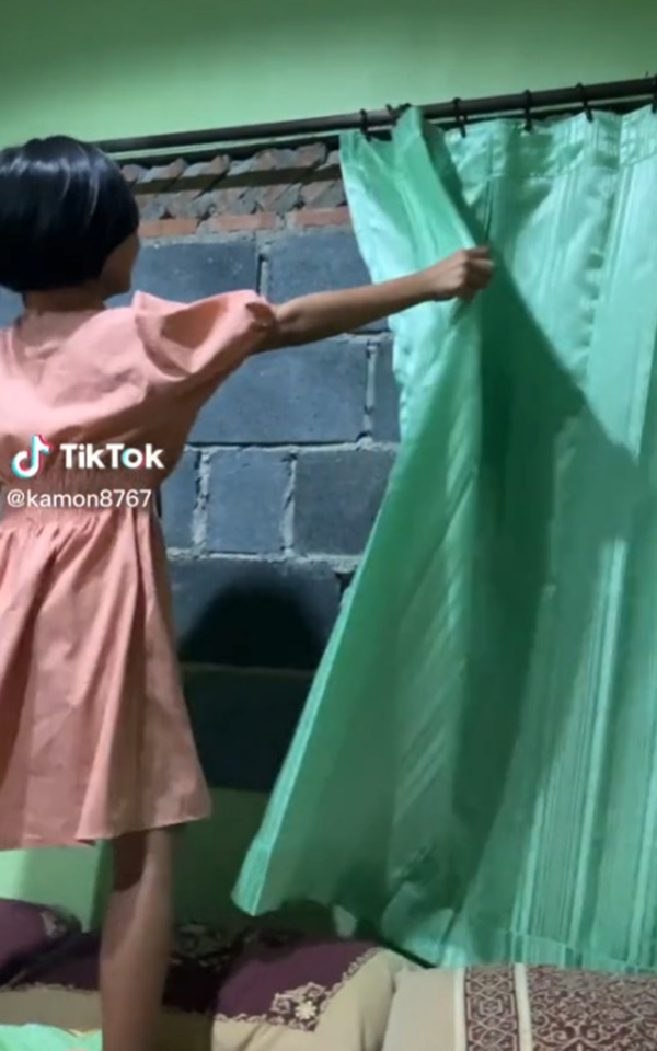 ไวรัล 3 ล้าน เปิดม่านดูวิวสวย พอเห็นภาพจริง ทำอะไรน่ะแม่ คุณหลอกดาว ไวรัล 3 ล้าน เปิดม่านดูวิวสวย พอเห็นภาพจริง ทำอะไรน่ะแม่ คุณหลอกดาว