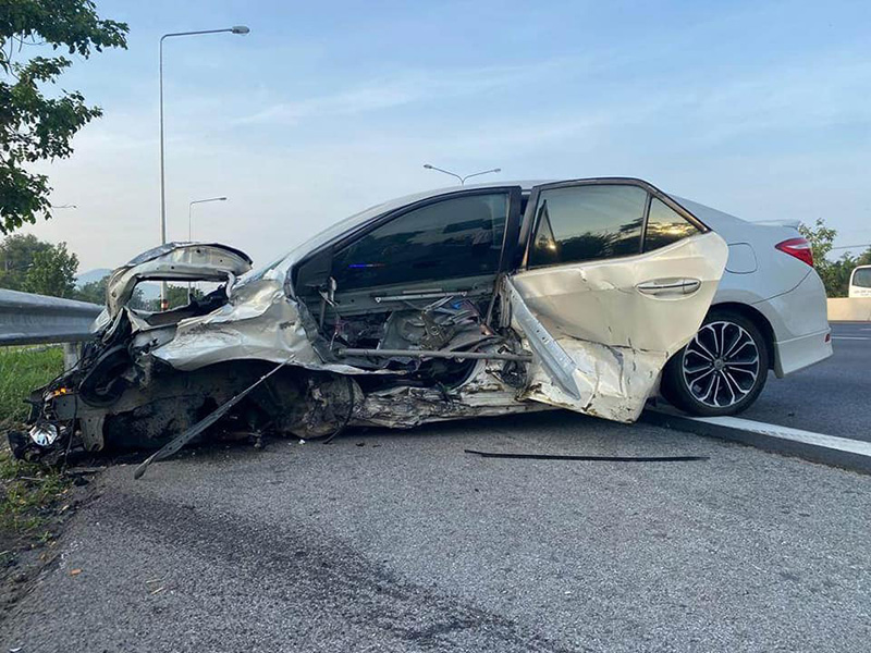 หมอนอนน้อย ลงเวรเช้าประชุมต่อต่างจังหวัด ขับรถชนพังยับ ชีวิตเหมือนเร่งวันตาย หมอนอนน้อย ลงเวรเช้าประชุมต่อต่างจังหวัด ขับรถชนพังยับ ชีวิตเหมือนเร่งวันตาย