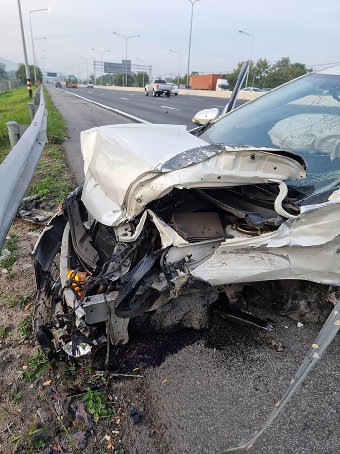 หมอนอนน้อย ลงเวรเช้าประชุมต่อต่างจังหวัด ขับรถชนพังยับ ชีวิตเหมือนเร่งวันตาย หมอนอนน้อย ลงเวรเช้าประชุมต่อต่างจังหวัด ขับรถชนพังยับ ชีวิตเหมือนเร่งวันตาย