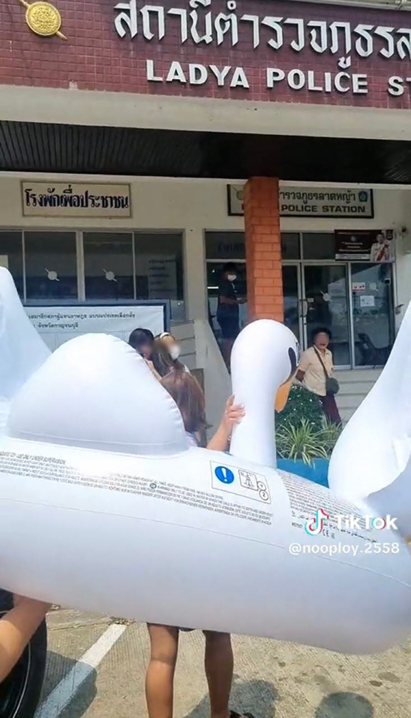 ลูกค้าโวยพูลวิลล่า หาว่าทำเป็ดยางรั่ว ปรับ 500 ลูกค้าโวยพูลวิลล่า หาว่าทำเป็ดยางรั่ว ปรับ 500