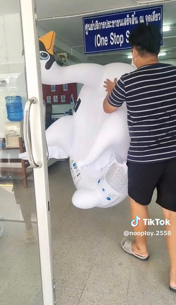 ลูกค้าโวยพูลวิลล่า หาว่าทำเป็ดยางรั่ว ปรับ 500 ลูกค้าโวยพูลวิลล่า หาว่าทำเป็ดยางรั่ว ปรับ 500