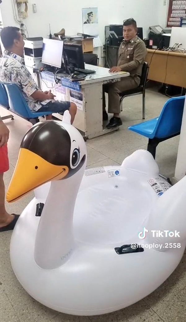 ลูกค้าโวยพูลวิลล่า หาว่าทำเป็ดยางรั่ว ปรับ 500 ลูกค้าโวยพูลวิลล่า หาว่าทำเป็ดยางรั่ว ปรับ 500