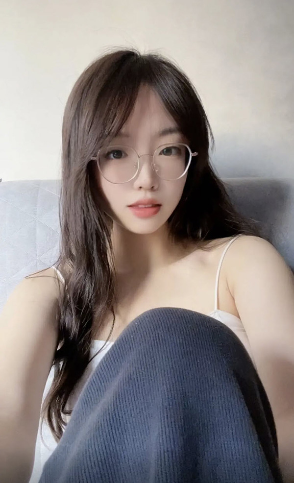 ไวรัล สาวแว่นลุคคิวต์ เผลอไลฟ์ปล่อยชอตเด็ดจนตาลุก ไวรัล สาวแว่นลุคคิวต์ เผลอไลฟ์ปล่อยชอตเด็ดจนตาลุก