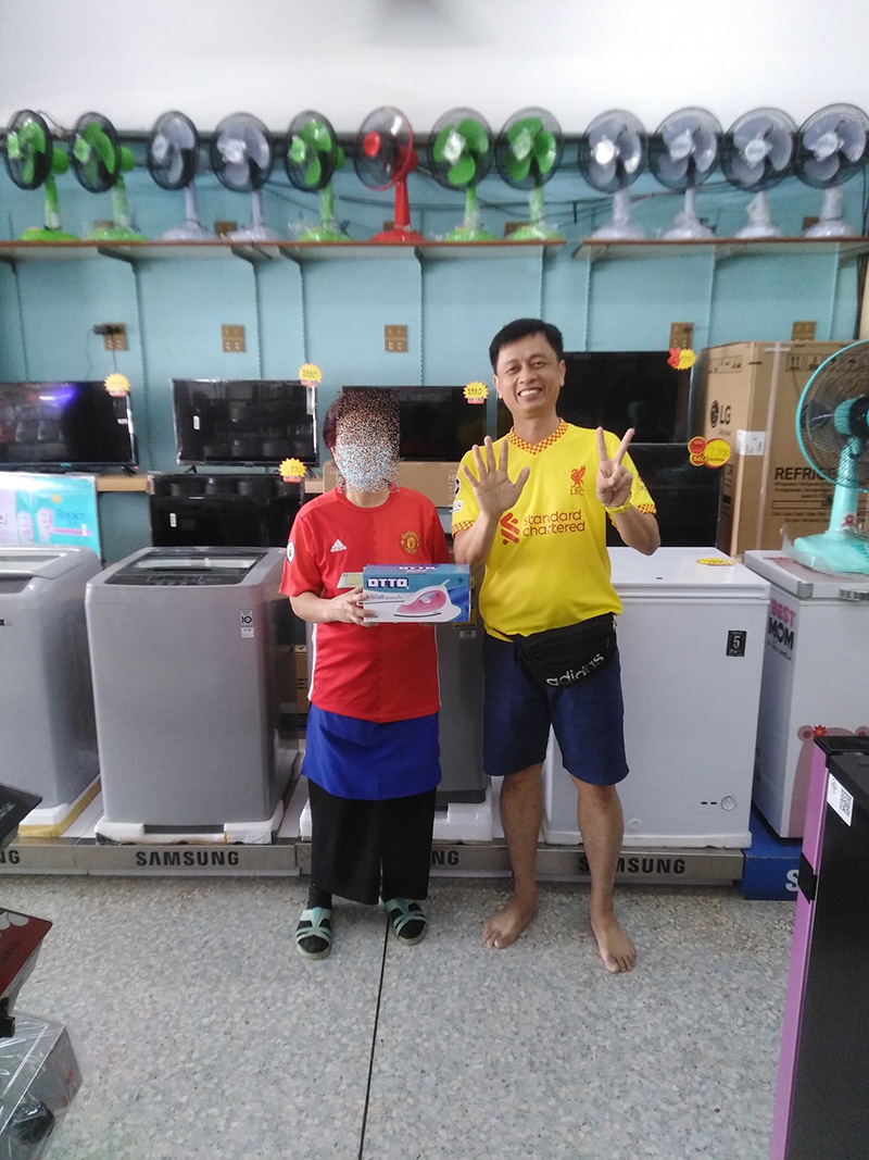 ไวรัล แฟนหงส์ขายเตารีด 7 0 บาท แค่ใส่เสื้อแมนยูมาถ่ายรูป ไวรัล แฟนหงส์ขายเตารีด 7 0 บาท แค่ใส่เสื้อแมนยูมาถ่ายรูป