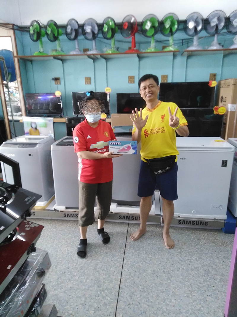 ไวรัล แฟนหงส์ขายเตารีด 7 0 บาท แค่ใส่เสื้อแมนยูมาถ่ายรูป ไวรัล แฟนหงส์ขายเตารีด 7 0 บาท แค่ใส่เสื้อแมนยูมาถ่ายรูป