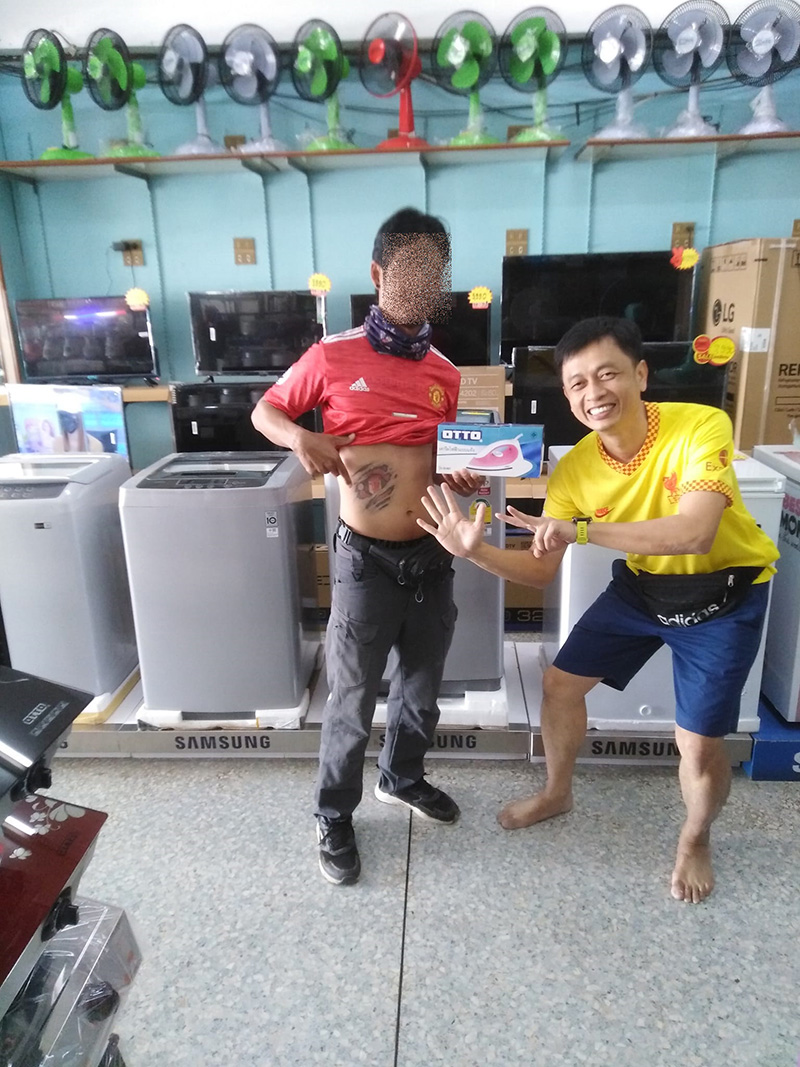 ไวรัล แฟนหงส์ขายเตารีด 7 0 บาท แค่ใส่เสื้อแมนยูมาถ่ายรูป ไวรัล แฟนหงส์ขายเตารีด 7 0 บาท แค่ใส่เสื้อแมนยูมาถ่ายรูป