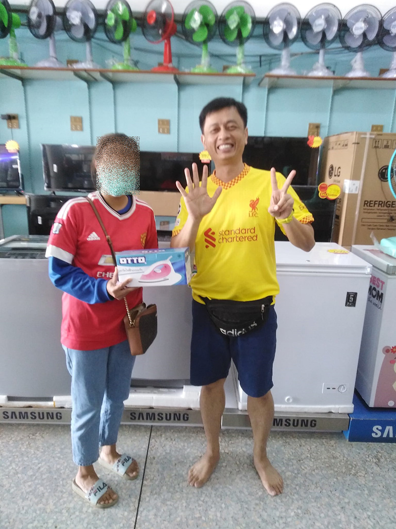 ไวรัล แฟนหงส์ขายเตารีด 7 0 บาท แค่ใส่เสื้อแมนยูมาถ่ายรูป ไวรัล แฟนหงส์ขายเตารีด 7 0 บาท แค่ใส่เสื้อแมนยูมาถ่ายรูป