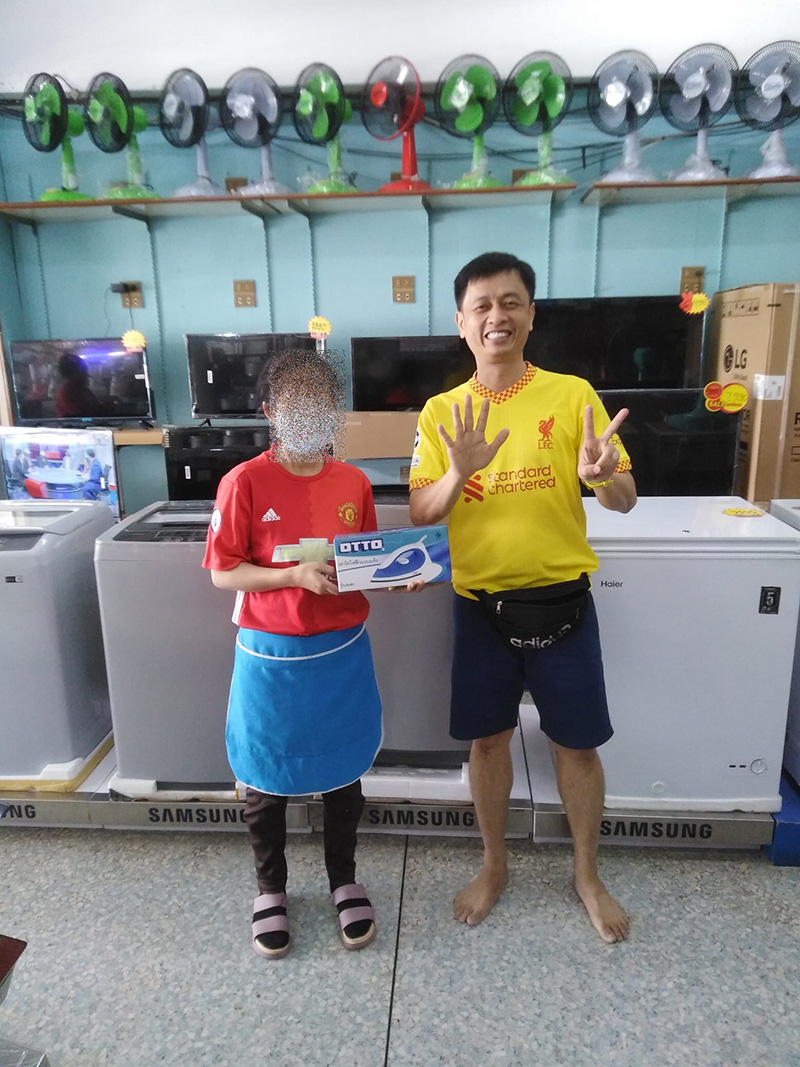 ไวรัล แฟนหงส์ขายเตารีด 7 0 บาท แค่ใส่เสื้อแมนยูมาถ่ายรูป ไวรัล แฟนหงส์ขายเตารีด 7 0 บาท แค่ใส่เสื้อแมนยูมาถ่ายรูป