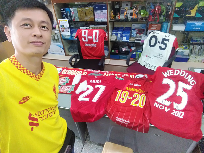 ไวรัล แฟนหงส์ขายเตารีด 7 0 บาท แค่ใส่เสื้อแมนยูมาถ่ายรูป ไวรัล แฟนหงส์ขายเตารีด 7 0 บาท แค่ใส่เสื้อแมนยูมาถ่ายรูป