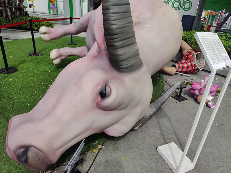 จวก ฝรั่งเมา ปีนงานศิลปะ ควายเผือก สามย่าน มิตรทาวน์ ล้มพังกระจุย จวก ฝรั่งเมา ปีนงานศิลปะ ควายเผือก สามย่าน มิตรทาวน์ ล้มพังกระจุย