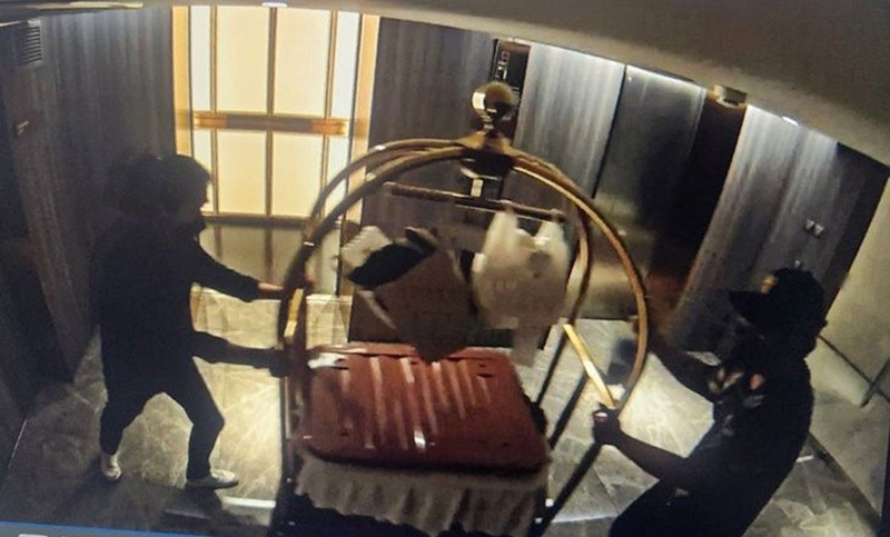 อดีตนางงามรวมหัวกิ๊ก อุ้มแฟนหนุ่มชาวจีนจับยัดใส่กล่อง อดีตนางงามรวมหัวกิ๊ก อุ้มแฟนหนุ่มชาวจีนจับยัดใส่กล่อง