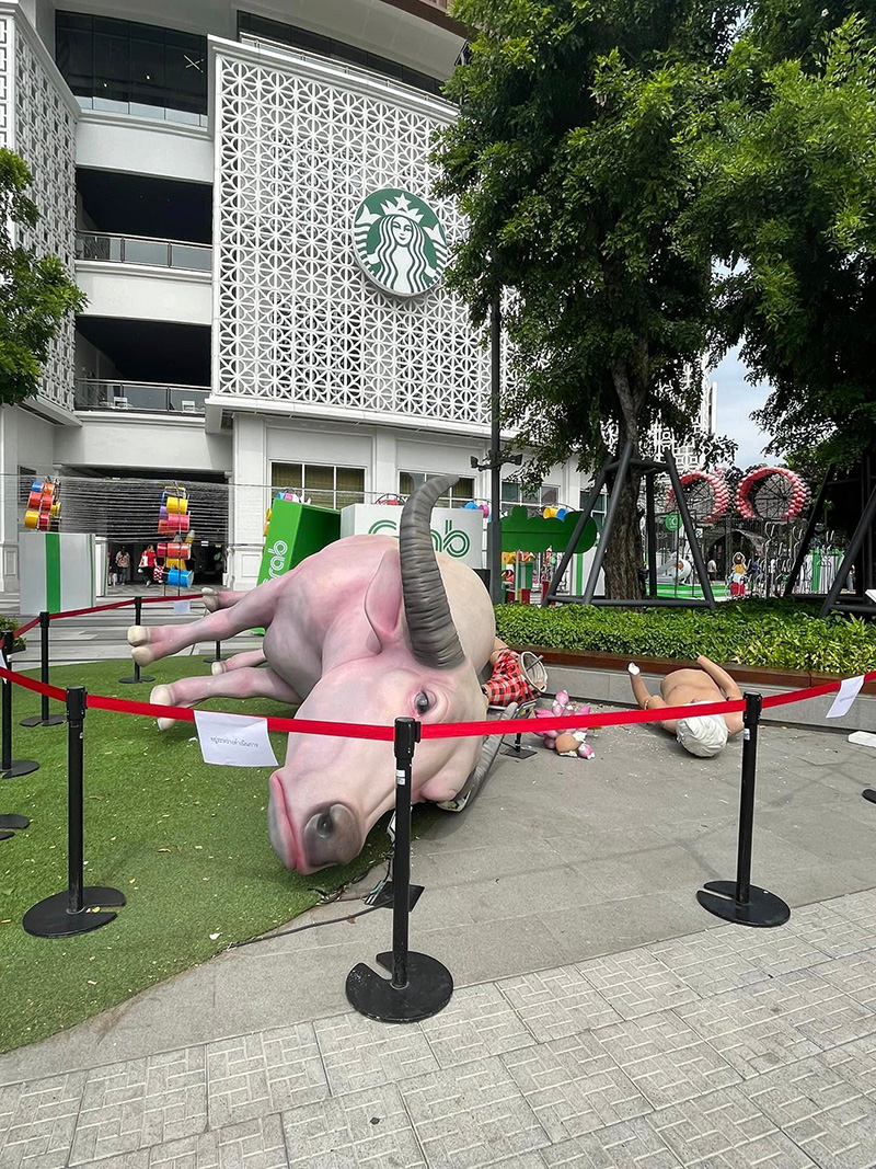 จวก ฝรั่งเมา ปีนงานศิลปะ ควายเผือก สามย่าน มิตรทาวน์ ล้มพังกระจุย จวก ฝรั่งเมา ปีนงานศิลปะ ควายเผือก สามย่าน มิตรทาวน์ ล้มพังกระจุย