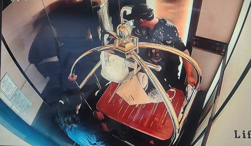 อดีตนางงามรวมหัวกิ๊ก อุ้มแฟนหนุ่มชาวจีนจับยัดใส่กล่อง อดีตนางงามรวมหัวกิ๊ก อุ้มแฟนหนุ่มชาวจีนจับยัดใส่กล่อง