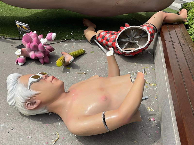 จวก ฝรั่งเมา ปีนงานศิลปะ ควายเผือก สามย่าน มิตรทาวน์ ล้มพังกระจุย จวก ฝรั่งเมา ปีนงานศิลปะ ควายเผือก สามย่าน มิตรทาวน์ ล้มพังกระจุย