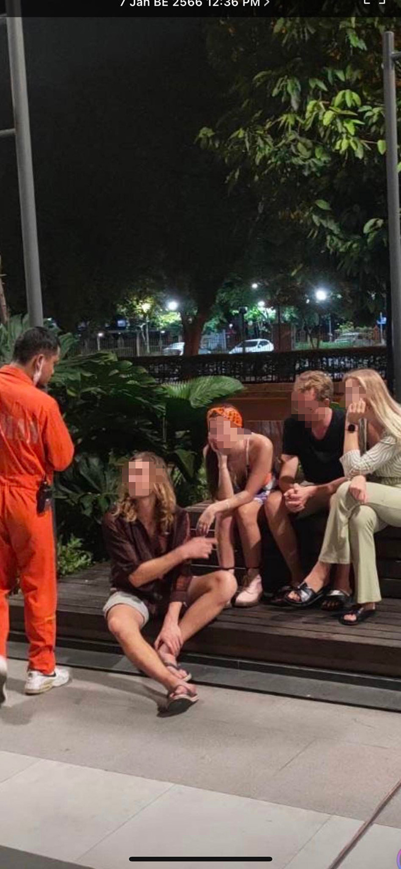 จวก ฝรั่งเมา ปีนงานศิลปะ ควายเผือก สามย่าน มิตรทาวน์ ล้มพังกระจุย จวก ฝรั่งเมา ปีนงานศิลปะ ควายเผือก สามย่าน มิตรทาวน์ ล้มพังกระจุย